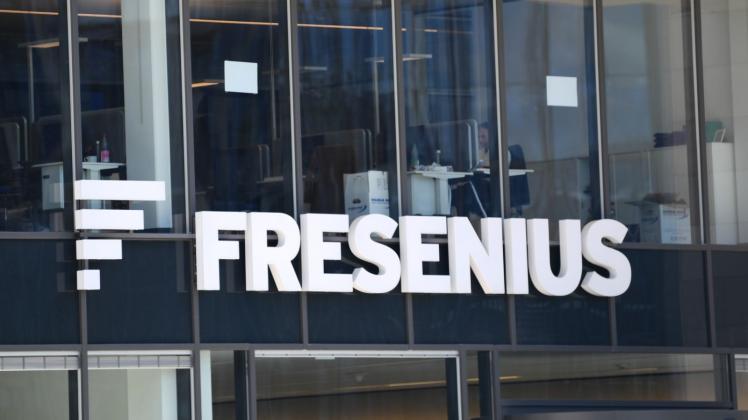 ARCHIV - Der Schriftzug «Fresenius» prangt an einem Gebäude der Konzernzentrale in Bad Homburg. Foto: Arne Dedert/dpa