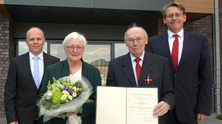 Mit dem Bundesverdienstkreuz ist der Emsbürener Alexander Herbermann ausgezeichnet worden. Das Bild zeigt ihn mit seiner Frau Helena, Bürgermeister Markus Silies (links) und Landrat Marc-André Burgdorf (rechts).