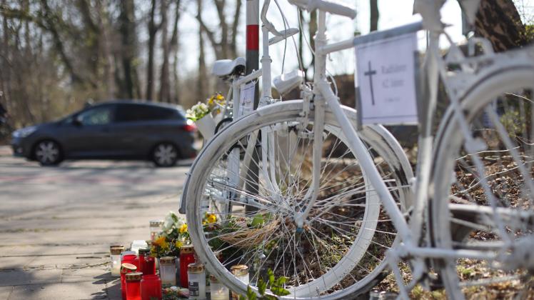 Am Mittwochmorgen, 23.3.2022, ist ein 62-jähriger Radfahrer bei einem Unfall mit einem Lkw im Osnabrücker Stadtteil Hafen gestorben. Zum Gedenken wurden an der Unfallstelle im Kiefernweg zwei Ghostbikes und Kerzen aufgestellt sowie Blumen abgelegt. Foto