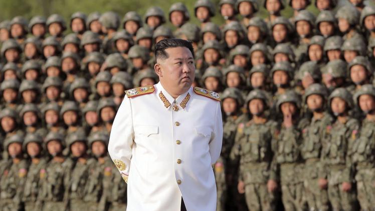 HANDOUT - Machthaber Kim Jong Un hat zuletzt betonte, den Ausbau der nordkoreanischen Atomstreitkräfte beschleunigen zu wollen. Foto: -/KCNA/dpa - ACHTUNG: Nur zur redaktionellen Verwendung und nur mit vollständiger Nennung des vorstehenden Credits