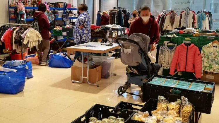 Essen, Kleidung und Hygieneartikel stehen für die Erstausstattung von ukrainischen Flüchtlingen im „Stadtzentrum“ Schenefeld bereit.