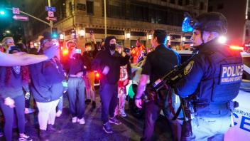Demonstranten stehen in Los Angeles Polizisten gegenüber. Foto: Ringo H.W. Chiu/FR170512 AP/dpa