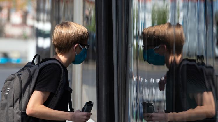 Ein SchÃ¼ler mit Maske steigt in den Bus: Ab Mittwoch mÃ¼ssen auch Jugendliche im Nahverkehr eine Mund-Nasen-Abdeckung tragen. 