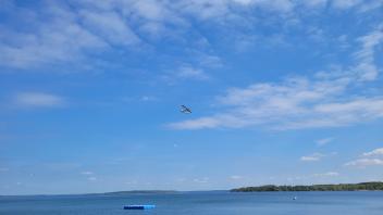 Modellflugzeug über Plauer See