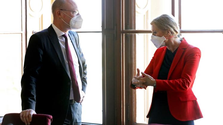 Vor einer Beratung unterhalten sich Christian Pegel (l, SPD) und Birgit Weitemeyer. Foto: Bernd Wüstneck/dpa