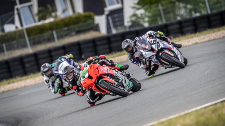 author Luca Grünwald (M., hier auf einer BMW beim Rennen in Oschersleben 2021) fährt in der neuen Saison der Internationalen Deutschen Motorradmeisterschaft für das Honda-Team des Wittenbergers Jens Holzhauer.