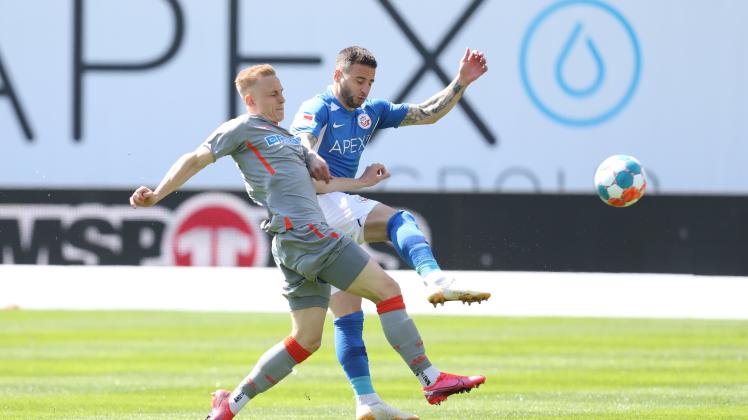 Am Sonnabend gastierte Kai Pröger (l., im Zweikampf mit Calogero Rizzuto) mit dem SC Paderborn in Rostock. Für welchen Verein er in der neuen Saison spielen wird, steht noch nicht fest. Hansa Rostock - SC Paderborn 07