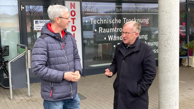 Werben um einem neuen Kneiper für den Dreesch: WGS-Aufsichtsratsvorsitzender Daniel Meslien und Ortsbeiratschef Georg Christian Riedel (r.).