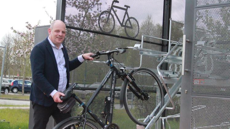 Bürgermeister Thomas Möller testet die neuen Fahrradparkplätze