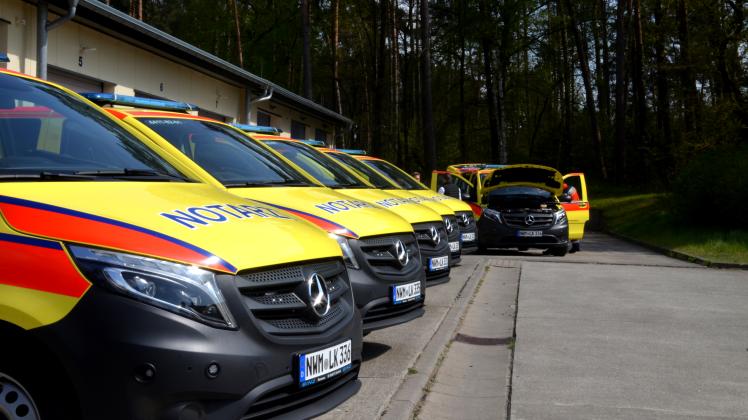 Gleich sechs neue Notarzteinsatzfahrzeuge wurden am Mittwoch in Warin den verschiedenen Standorten übergeben.  