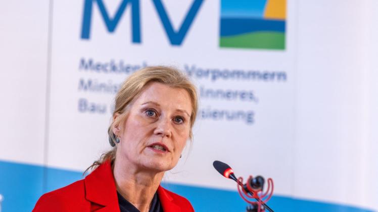 ARCHIV - Birgit Weitemeyer stellt ihr Gutachten zur Auflösung der "Stiftung Klima- und Umweltschutz MV" vor. Foto: Jens Büttner/dpa