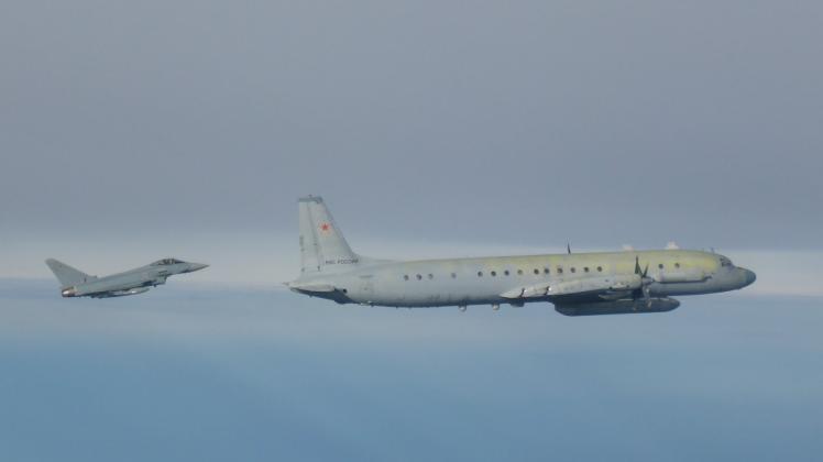 Ein Eurofighter der Luftwaffe aus Rostock-Laage eskortiert das russische Aufklärungsflugzeug über der Ostsee vor Rügen.