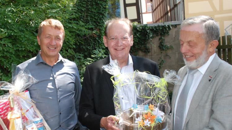 Familiäre Gratulation für Uwe Büttner: Jürgen Ditten (r.) ist Gründungsmitglied der WFG und sein Sohn Andreas ab dem 1. Juli Geschäftsbereichsleiter für Wirtschaft im Landkreis.Hanno taufenbach$