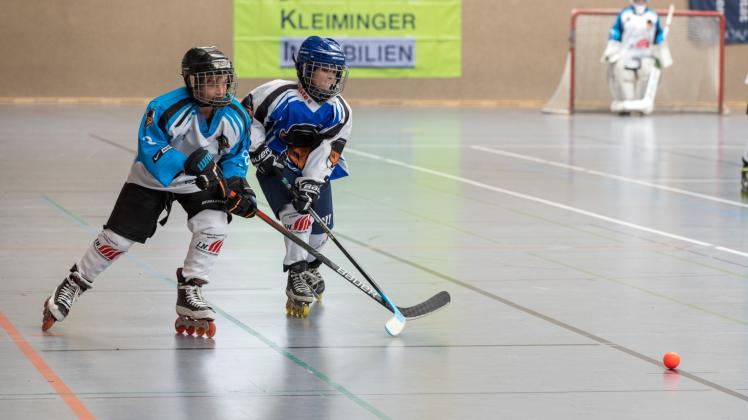 Jesse Hübner (links), Kapitän der U16-Jugend des 1. Inline-Hockey-Clubs Rostocker Nasenbären. Der 15-Jährige  erzielte  am Wochenende vier Tore und legte eins vor. 