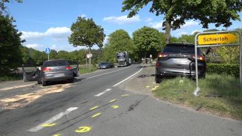 Auf der Laerschen Straße in Glandorf ist es am Mittwochnachmittag zu einem schweren Verkehrsunfall gekommen. Zwei Autos stießen frontal zusammen.