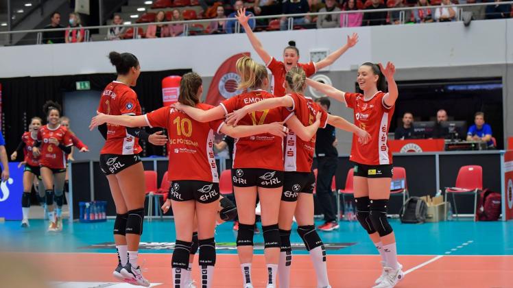 ARCHIV - Die Volleyballerinnen des SC Potsdam haben gute Chancen auf den Titelgewinn. Foto: Matthias Rietschel/dpa