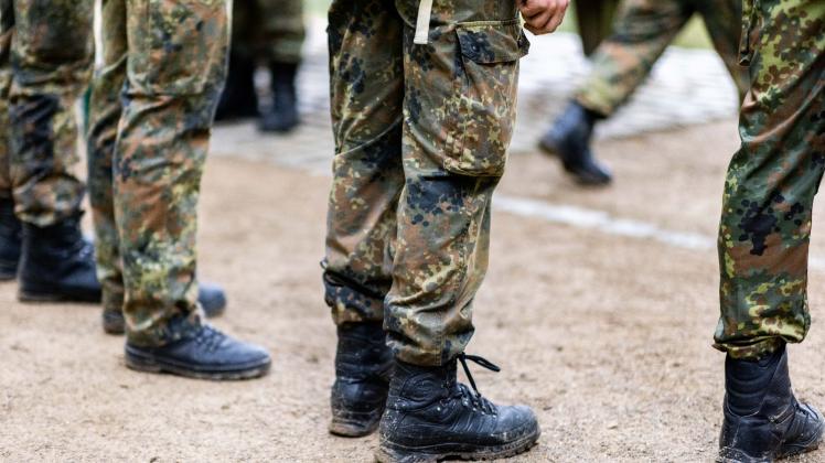 ARCHIV - Bundeswehrsoldaten stehen in einer Reihe. Foto: Marcel Kusch/dpa/Symbolbild