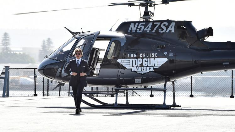 Zur Weltpremiere von "Top Gun: Maverick" auf der USS Midway in San Diego kommt Tom Cruise - stilecht - im Hubschrauber. Foto: Jordan Strauss/Invision via AP/dpa
