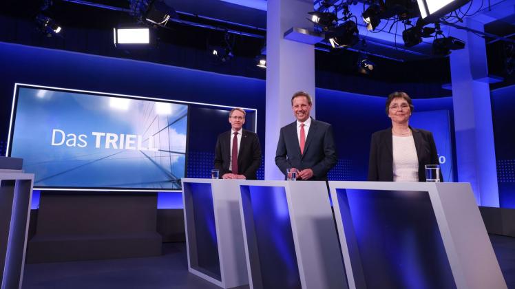 Daniel Günther (CDU, l-r), Thomas Losse-Müller (SPD) und Monika Heinold (Grüne) vor Beginn des TV-Triells. Foto: Christian Charisius/dpa