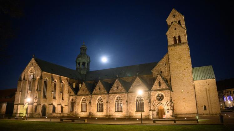 ARCHIV - Der Mond strahlt über dem Hildesheimer Dom. Foto: Julian Stratenschulte/dpa/Archivbild