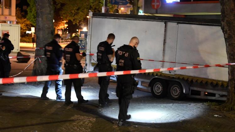 Polizisten suchen nach Spuren auf dem Hamborner Altmarkt. Foto: Roberto Pfeil/dpa