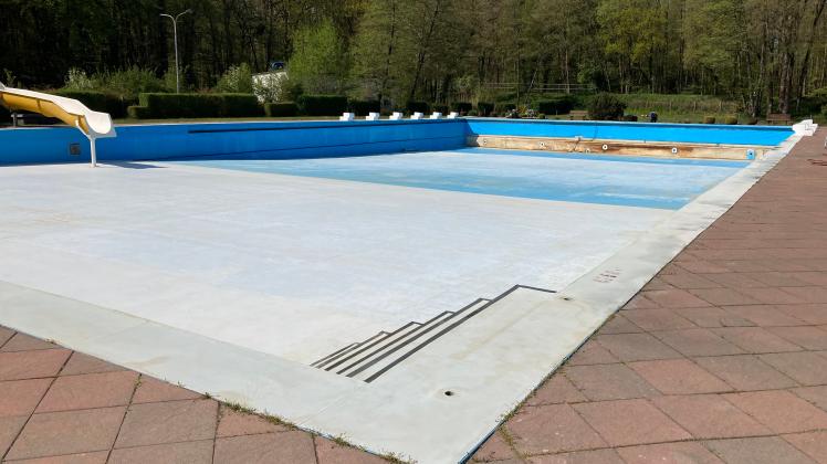 Ein Teil der Folie im Schwimmbecken muss noch erneuert werden. 