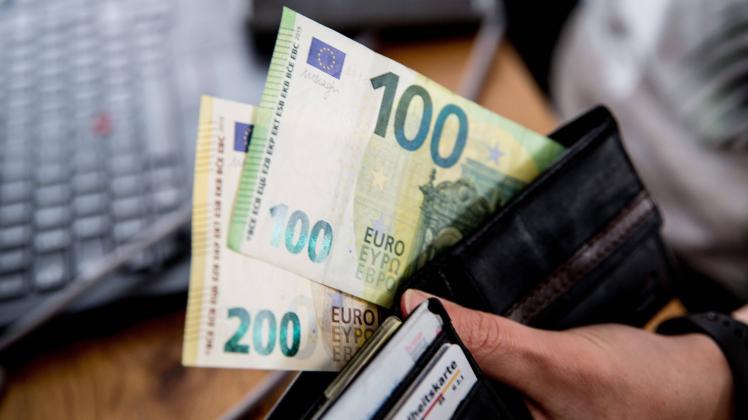 Bamberg, Deutschland 3. Mai 2022: Themenbilder - Symbolbilder - Geld - 2022 Eine Person hält in ihrer Hand eine Geldbörs