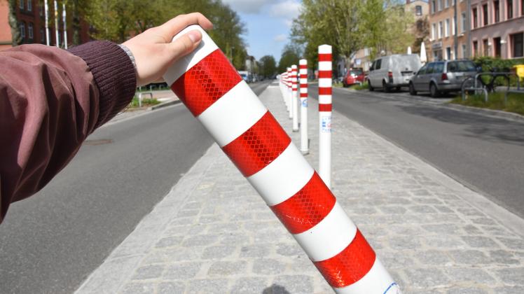 Ein Gummipoller, der sich ohne großen Aufwand per Hand verbiegen lässt, mutet im ersten Moment eher skurril als sinnvoll an. In der Rostocker Ulmenstraße werden die Rot-Weißen Abgrenzer zur Parkregelung eingesetzt.