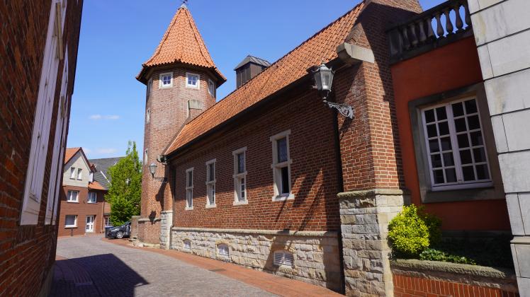 In der Altstadt von Haselünne gibt es viele gut erhaltene historische Gebäude. Das Bild zeigt die Ritterstraße mit einem alten Wachturm.