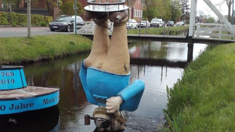 Unfreiwillige „Ostfriesentaufe“: Die Fokko-Statue ist bei einem Unfall im Kanal gelandet. Vom Bauhof wurde er geborgen und muss nun repariert werden. Unfreiwillige „Ostfriesentaufe“: Die Fokko-Statue ist bei einem Unfall im Kanal gelandet. Vom Bauhof wurde er geborgen und muss nun repariert werden.