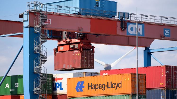 Ein Container wird auf dem Gelände des HHLA Container Terminal Altenwerder (CTA) verladen. Foto: Jonas Walzberg/dpa