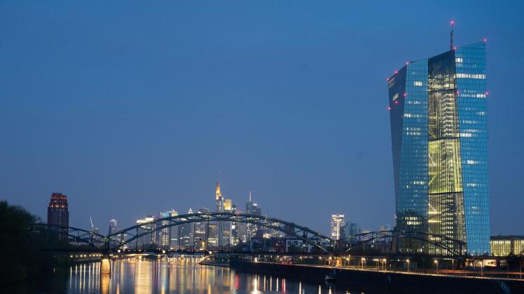 ARCHIV - Das Gebäude der Europäischen Zentralbank in Frankfurt/Main. Nach dem jüngsten Zinsentscheid der US-Notenbank gerät die EZB unter Druck. Foto: Sebastian Gollnow/dpa