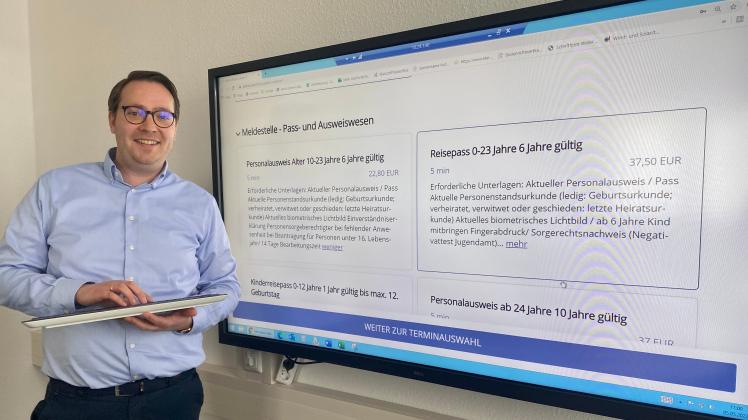 Für den Gang aufs Amt bietet die Behörde Lützow-Lübstorf online eine Terminauswahl für Bürger an. Sie können dabei auch sehen, welche Unterlagen sie mitbringen sollen und mit welchen Gebühren sie rechnen müssen. Im Bild: der Leitende Verwaltungsbeamte Björn Kanning.