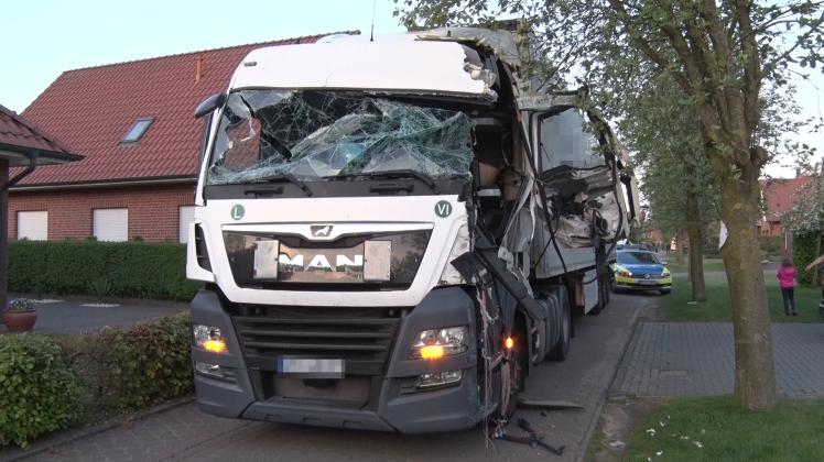 In Bevern im Landkreis Cloppenburg hat ein Lkw-Fahrer eine Schneise der Verwüstung hinterlassen. Der alkoholisierte Fahrer fuhr gegen mehrere Bäume in einem Wohngebiet und hätte fast ein Kind angefahren.