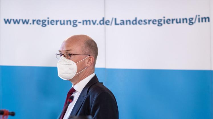 Mecklenburg-Vorpommerns Innenminister Christian Pegel in Schwerin. Foto: Jens Büttner/dpa