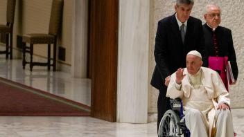 dpatopbilder - Papst Franziskus (M) leidet seit mehreren Monaten an einer Bänderzerrung im rechten Knie. Es fällt ihm schwer zu gehen oder zu stehen. Foto: Alessandra Tarantino/AP/dpa