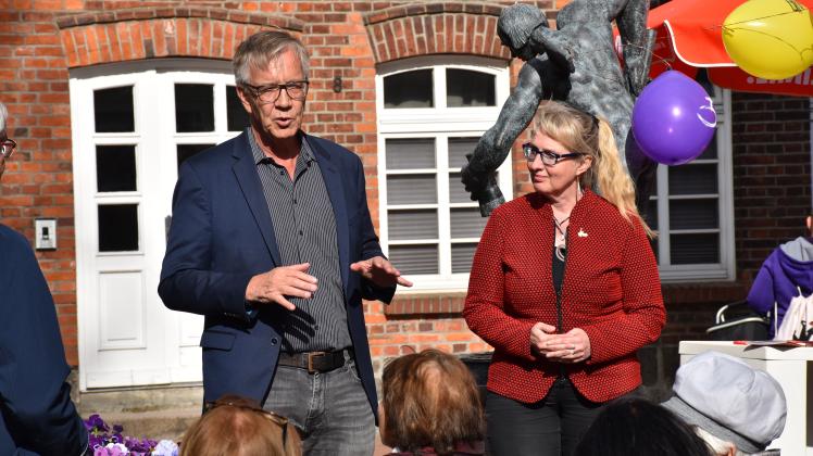 Dietmar Bartsch und Ina Latendorf sprechen bei der Eröffnung des Wahlkreisbüros in Gadebusch.