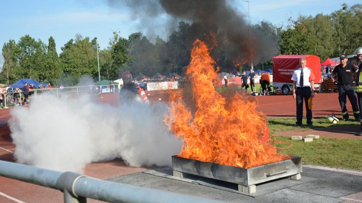 Bei der Hindernisstaffel muss - wie hier bei den Landesmeisterschaften 2019 in Ludwigslust - auch ein echtes Feuer gelöscht werden.