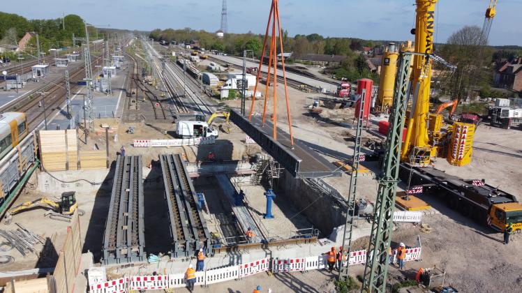Für den Tunnelbau am Bahnhof Ludwigslust sind am Donnerstag die letzten drei Hilfsbrücken eingehoben worden.