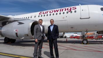 Jens Bischof (links) und Michael Eggenschwiler vor einem Eurowings-Flugzeug  am Hamburg Airport