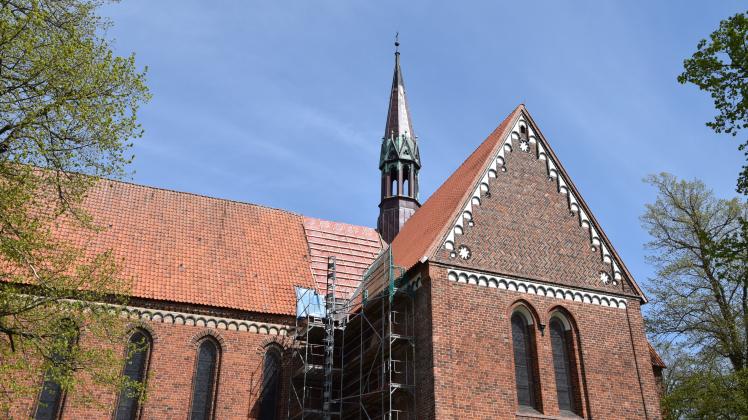 Die Klosterkirche in Neukloster: Das Dach des südlichen Querhauses (r.) wurde bereits saniert, ebenso wie der Turm. Im nächsten Bauabschnitt geht es um das Dach des Langschiffes (l.).