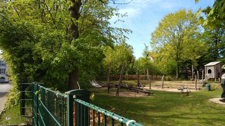 Auf der Fläche des Wäldchens hinter dem Spielplatz an der Straße Am Wollepark soll eine neue Kita entstehen. Auf der Fläche des Wäldchens hinter dem Spielplatz an der Straße Am Wollepark soll eine neue Kita entstehen.