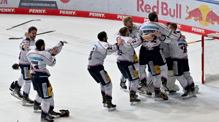 Die Eisbären Berlin sind wieder Meister geworden. Foto: Peter Kneffel/dpa - Nutzung nur nach vertraglicher Vereinbarung ACHTUNG: Dieses Foto hat dpa bereits im Bildfunk gesendet. Die Eisbären Berlin sind wieder Meister geworden. Foto: Peter Kneffel/dpa - Nutzung nur nach vertraglicher Vereinbarung ACHTUNG: Dieses Foto hat dpa bereits im Bildfunk gesendet.