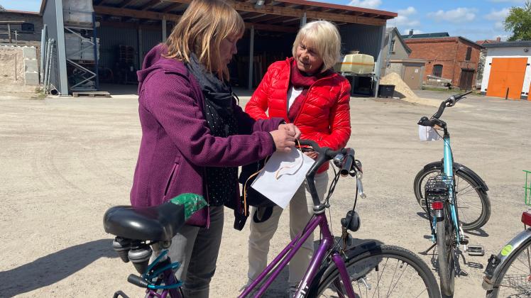 Das hat geklappt: Marlis Röwe (r.) hat gerade ein Fahrrad für ihre Enkelin ersteigert. Für Michaela von der Werth von der Stadtverwaltung war damit der erste Deal geschafft.