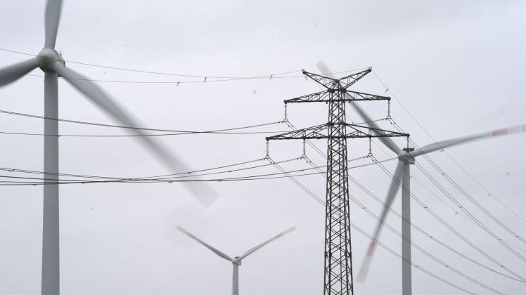 ARCHIV - Ein Strommast steht in einem Windpark. Foto: Marcus Brandt/dpa/Symbolbild
