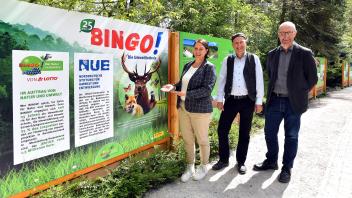 Am Donnerstag wurde die neue Bingo-Ausstellung im Rostocker Zoo von Direktorin Antje Angeli (v.l.), dem Geschäftsführer von Lotto MV, Ait Stapelfeld und dem Geschäftsführer der Norddeutschen Stiftung für Umwelt und Entwicklung, Onno Poppinga, eröffnet.