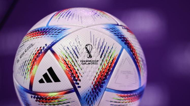 ARCHIV - Der offizielle Spielball für die Fußball WM 2022 in Katar liegt bei einer Pressekonferenz auf einem Podium. Foto: Christian Charisius/dpa