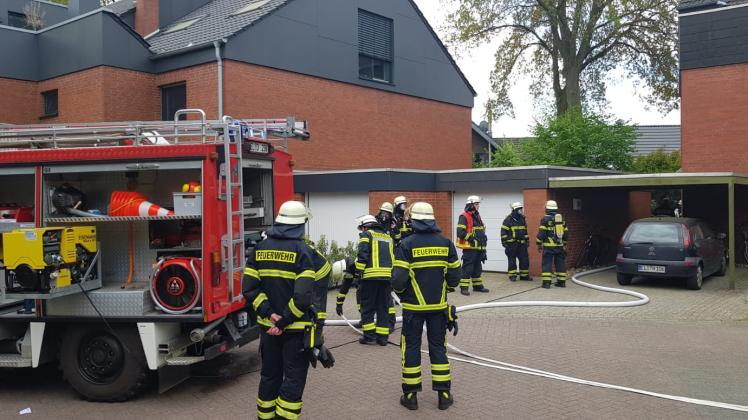 In den Ahornweg im Lingener Stadtteil Altenlingen ist am Donnerstagnachmittag die Feuerwehr alarmiert worden. 