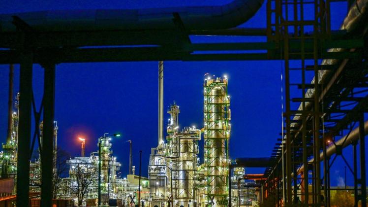 dpatopbilder - Die Anlagen der Erdölraffinerie auf dem Industriegelände der PCK-Raffinerie GmbH in Schwedt. Foto: Patrick Pleul/dpa