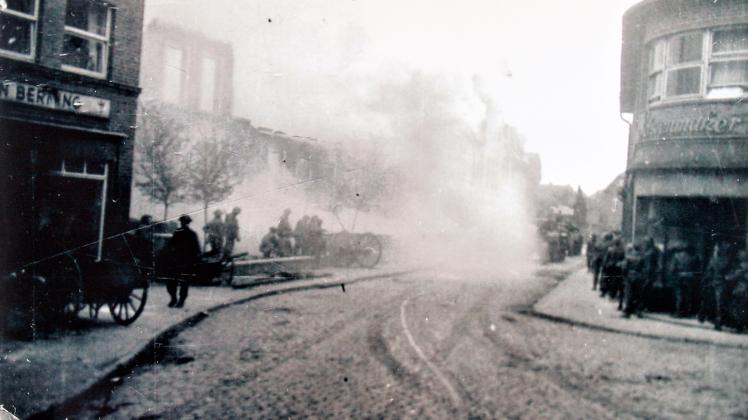 Im Emsland sind die alliierten Truppen in den letzten Kriegstagen noch in teils heftige Kämpfe verwickelt worden - hier britische Shermann- und Flammenwerferpanzer am 5. April 1945 beim Kampf um Lingen in der Lookenstraße.